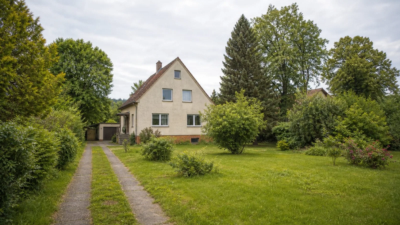 Berufserfahrene Person plant ihren Tag mit Objektunterlagen